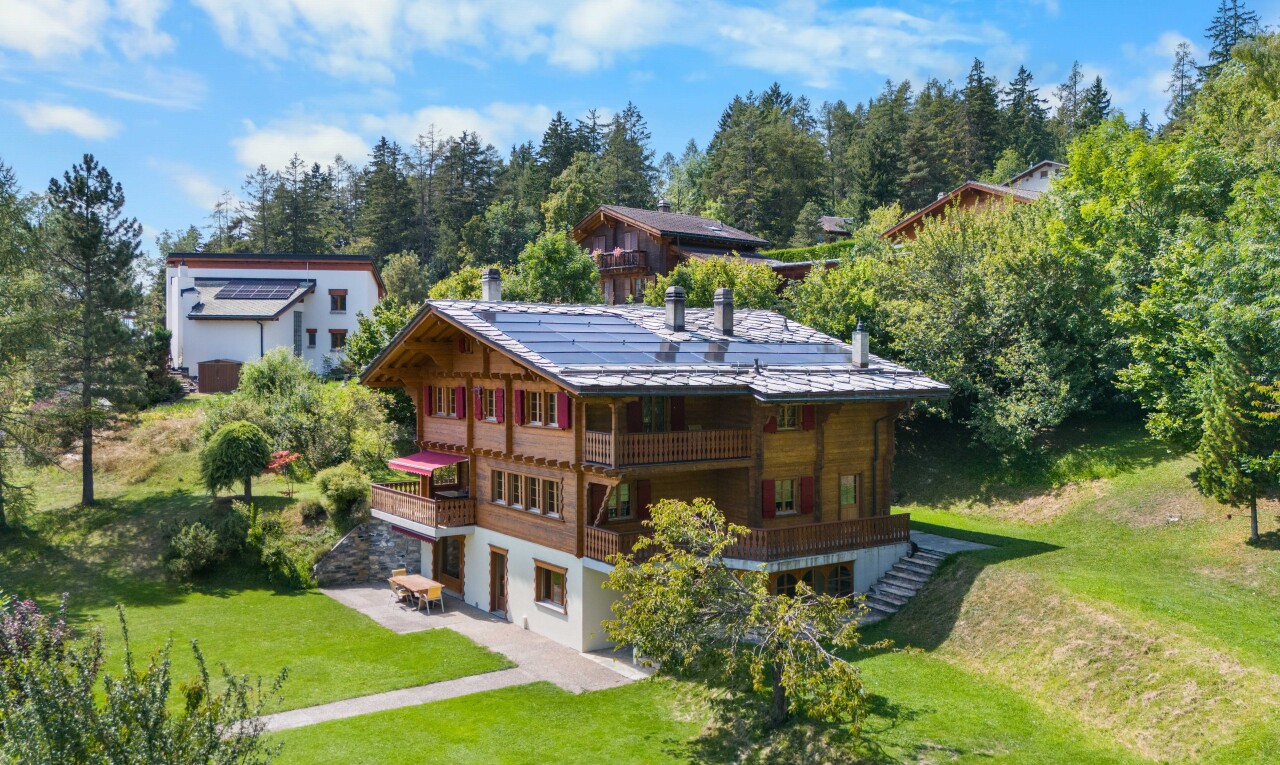außenansicht mit rasen, day time, balkon, und property visible