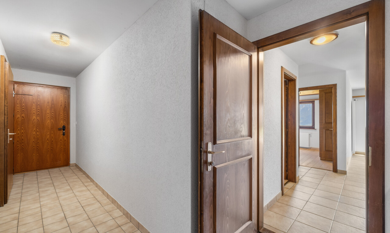 couloir avec sol en carrelage, tile floor, inside property, plinthes murales, et baseboards wall