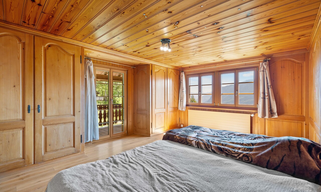 chambre avec wood ceiling, plafond en bois, inside property, wood finish floor, et sol en finition bois