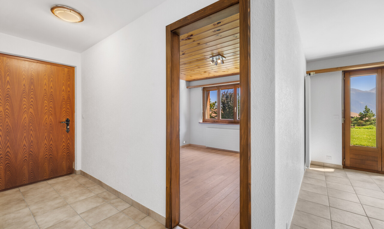 couloir avec inside property, natural light, lumière naturelle, tile floor, et sol en carrelage