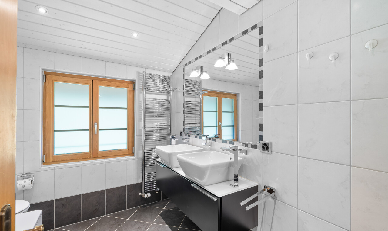 salle de bains avec tile wall, mur en carrelage, double vasque, tile floor, et sol en carrelage