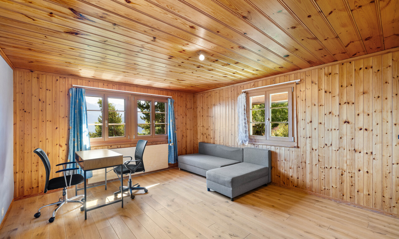 bureau avec sol en finition bois, wood finish floor, mur en bois, wood wall, et inside property