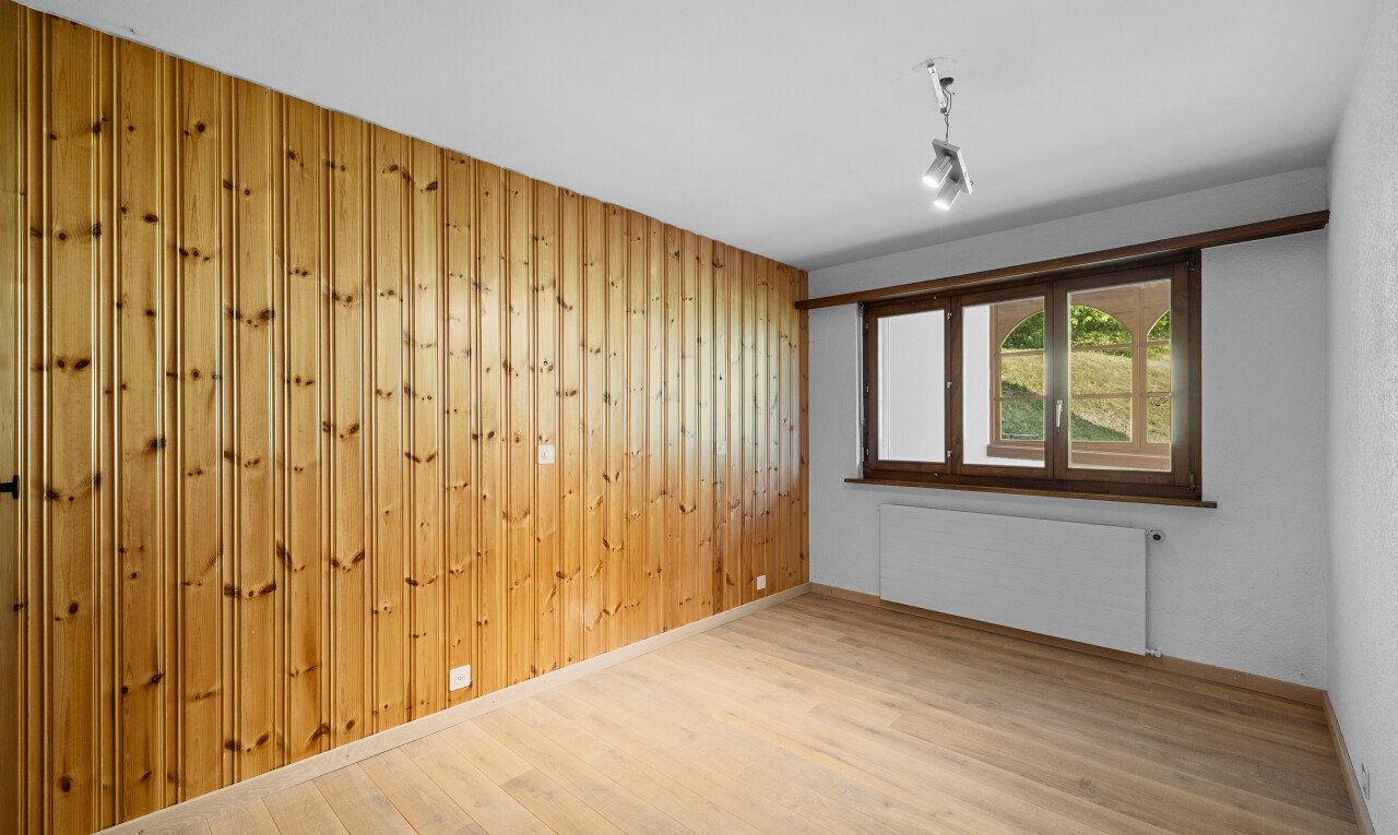 pièce vide avec inside property, natural light, lumière naturelle, radiateur, et wood finish floor