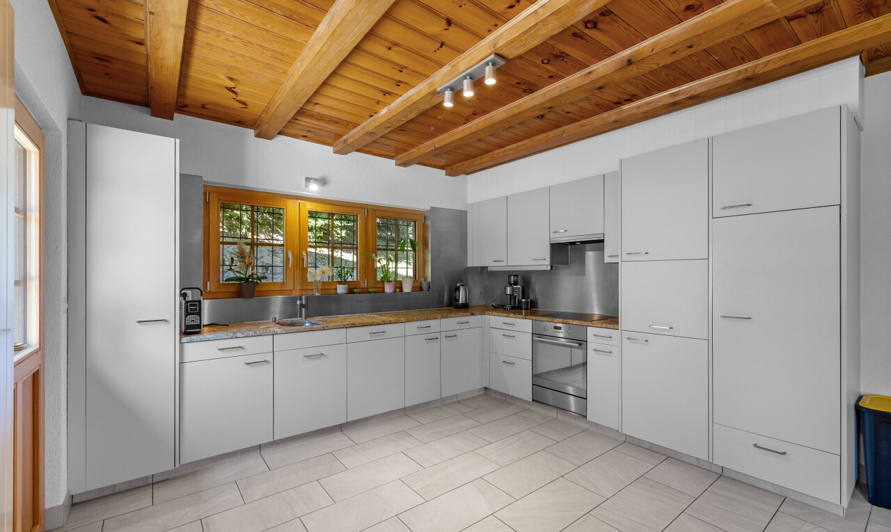 cuisine avec plafond à poutres, beamed ceiling, lumière naturelle, natural light, et plafond en bois