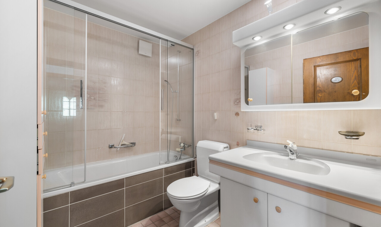 salle de bains avec douche-bain combinés, tile wall, mur en carrelage, miroir, et salle de bain complète