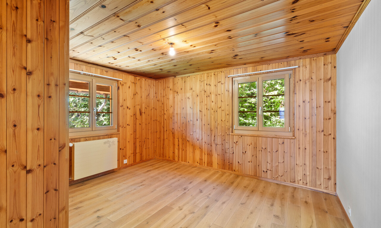 pièce vide avec sol en finition bois, wood finish floor, plafond en bois, wood ceiling, et radiateur