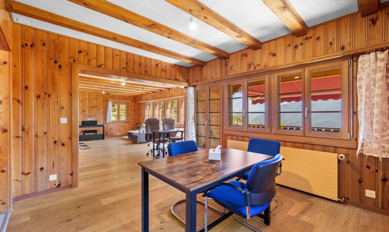 salle à manger avec mur en bois, wood wall, radiateur, inside property, et sol en finition bois