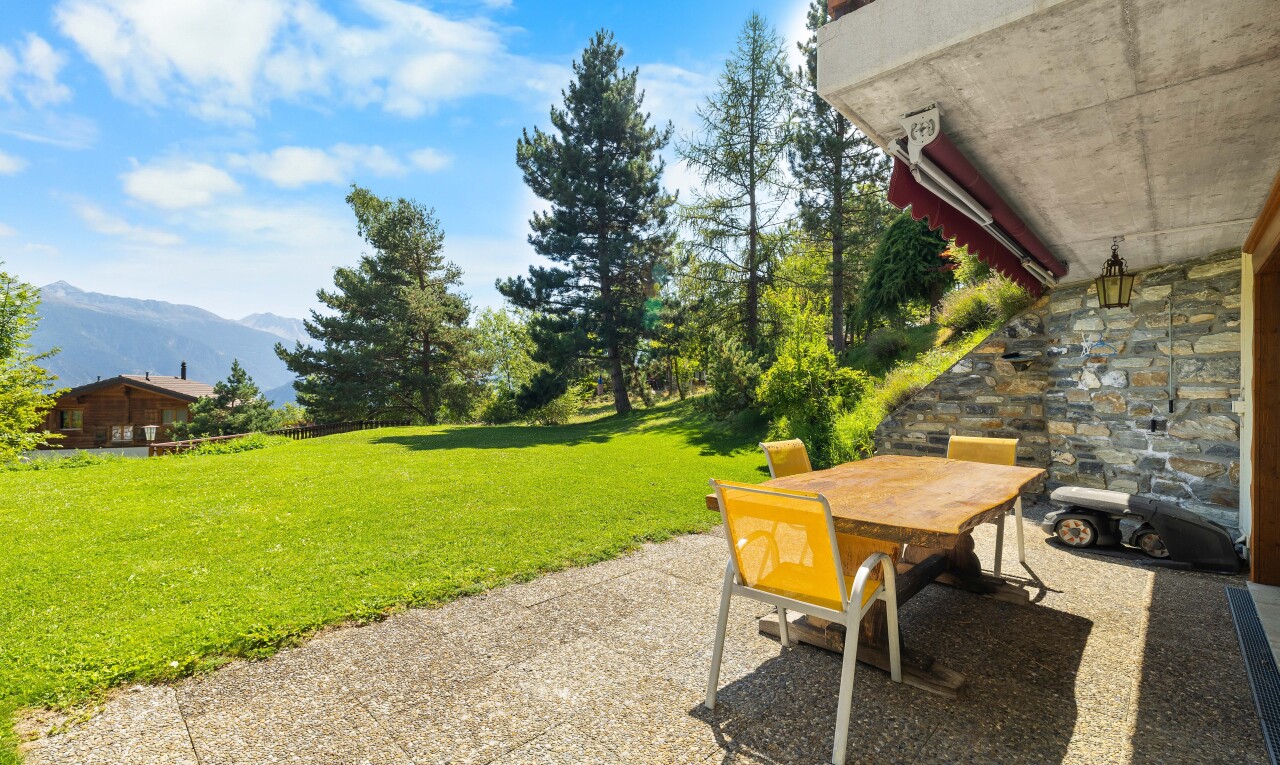 terrasse avec pelouse, terrasse, day time, vue sur la montagne, et mountain view