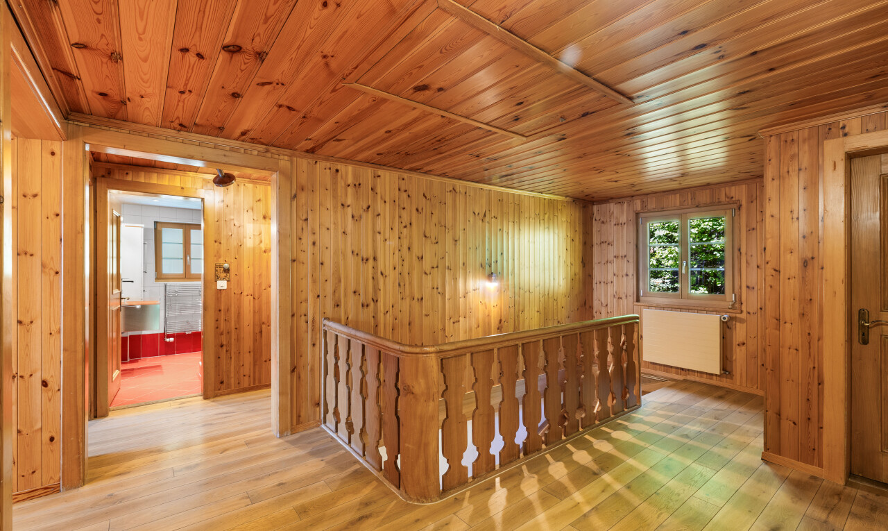 couloir avec natural light, lumière naturelle, wood finish floor, sol en finition bois, et inside property