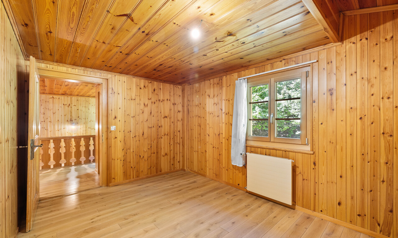 pièce vide avec sol en finition bois, wood finish floor, radiateur, lumière naturelle, et natural light