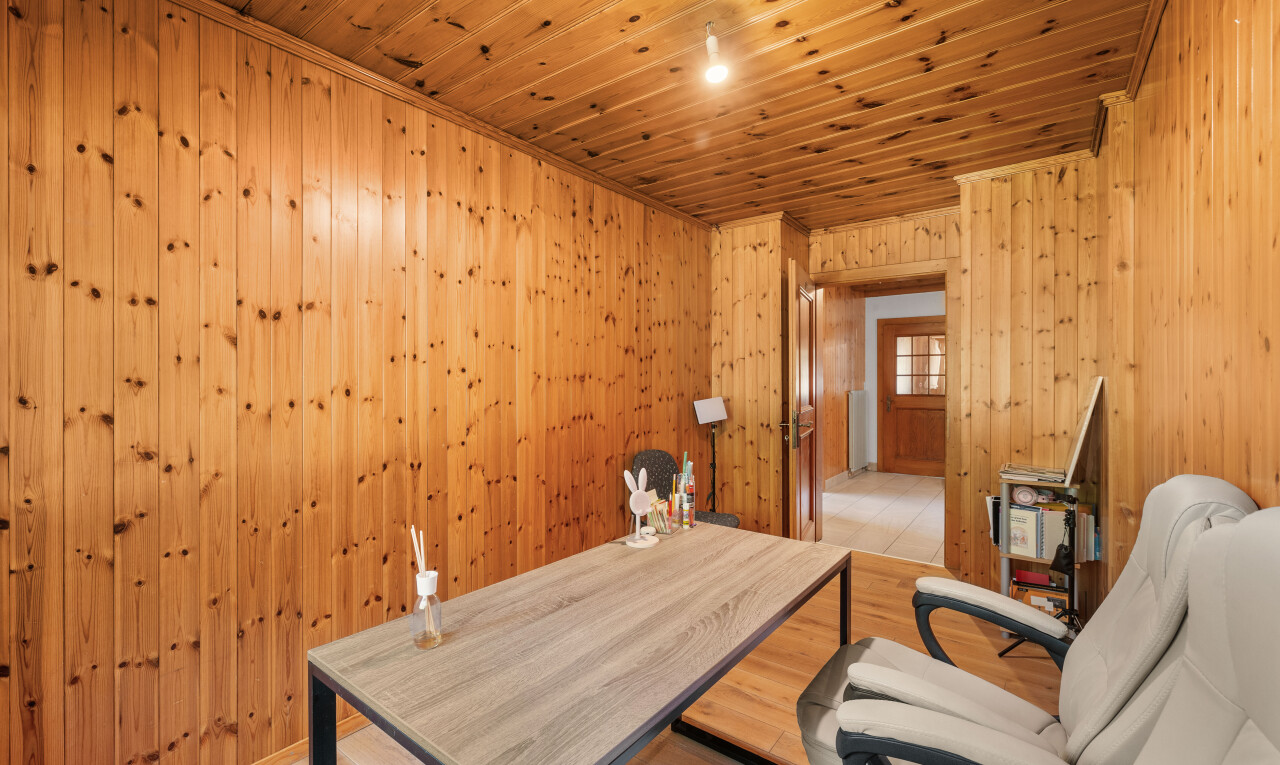 salle à manger avec inside property, plafond en bois, wood ceiling, sauna, et lumière naturelle