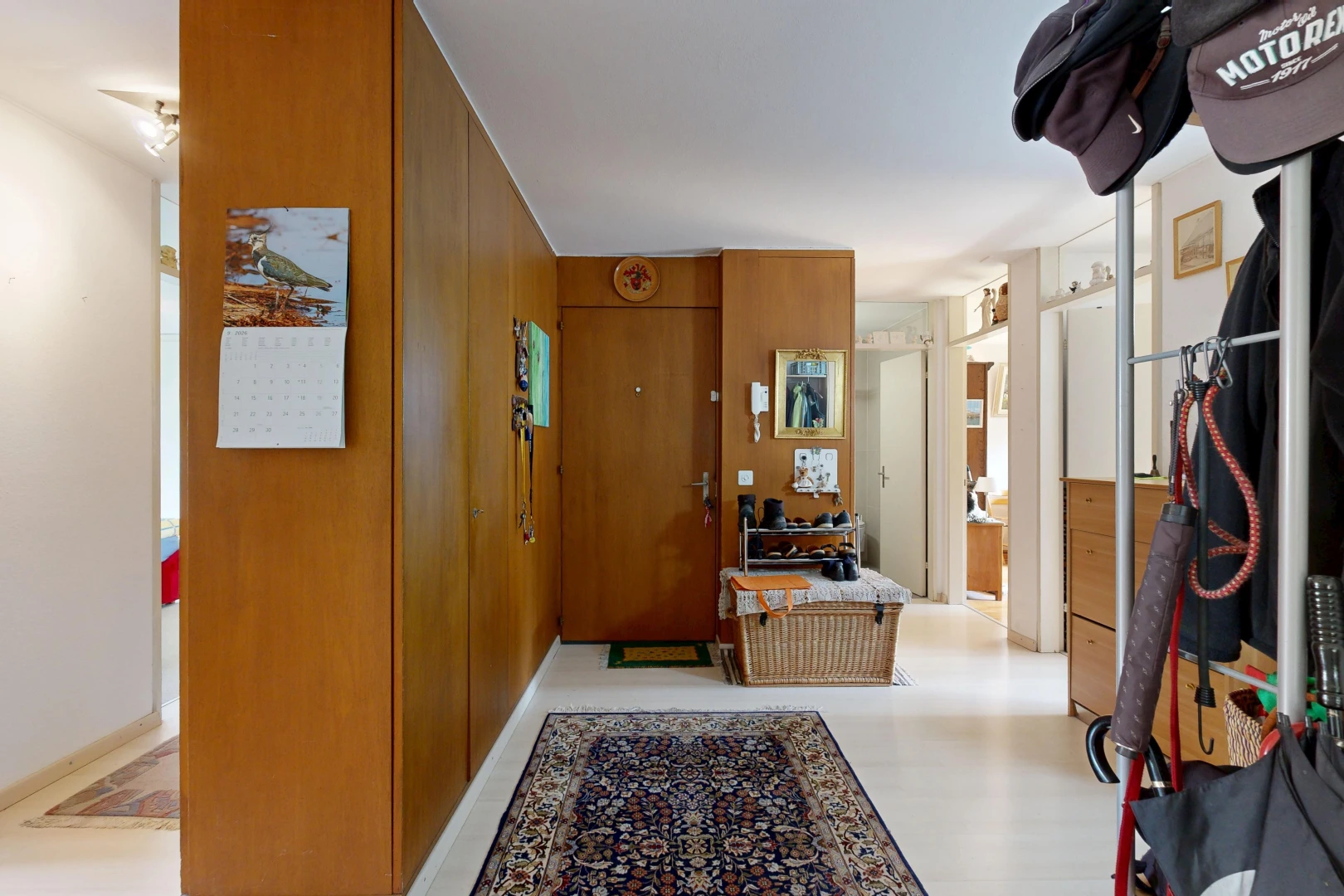 couloir avec inside property, drywall, cloison sèche, et light floor