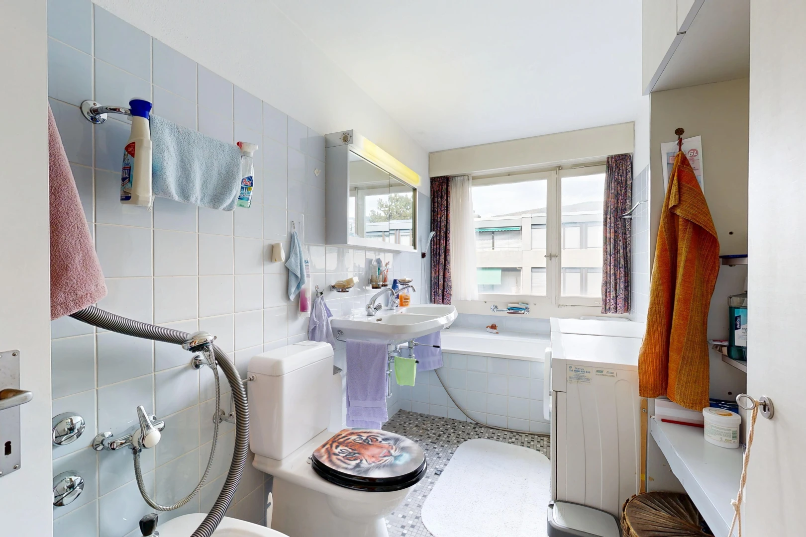 salle de bains avec salle de bain complète, miroir, bain, toilette, et tile wall