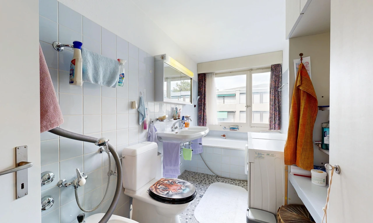 salle de bains avec salle de bain complète, miroir, bain, toilette, et tile wall