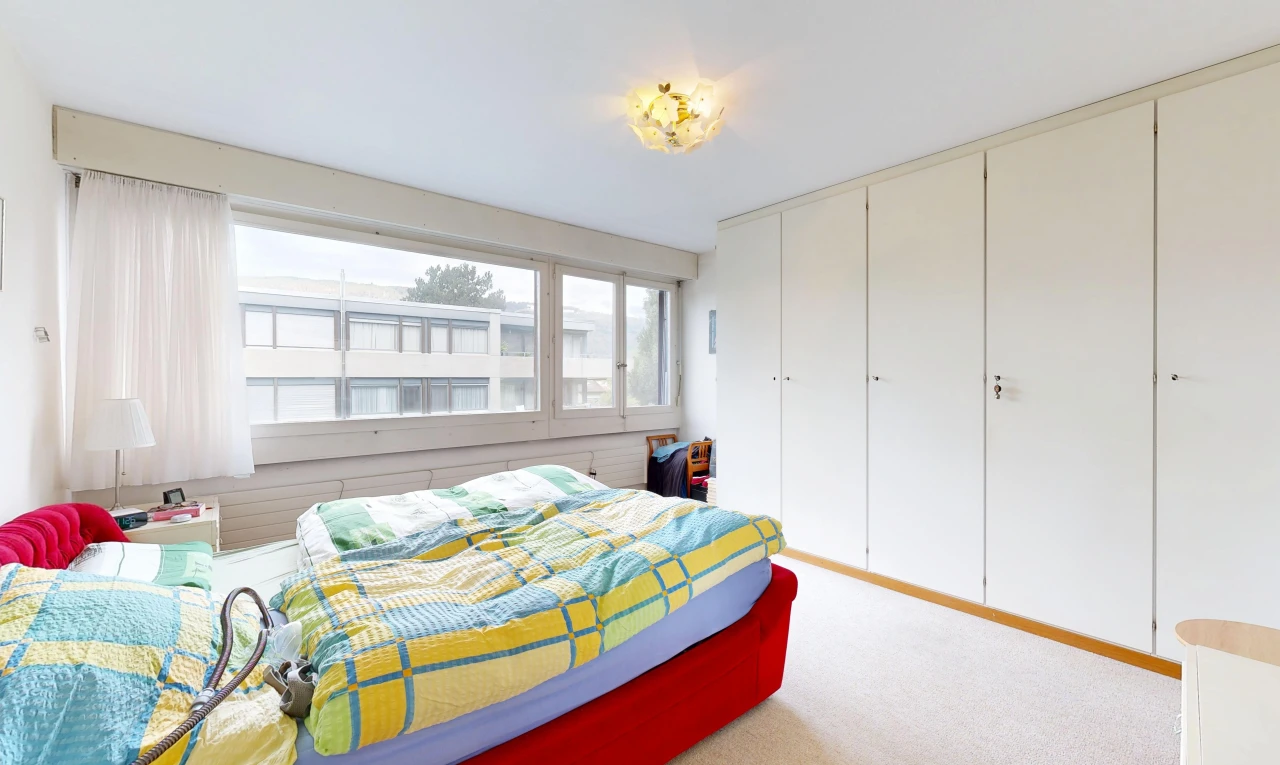 chambre avec placard, carpet, moquette, inside property, et light floor