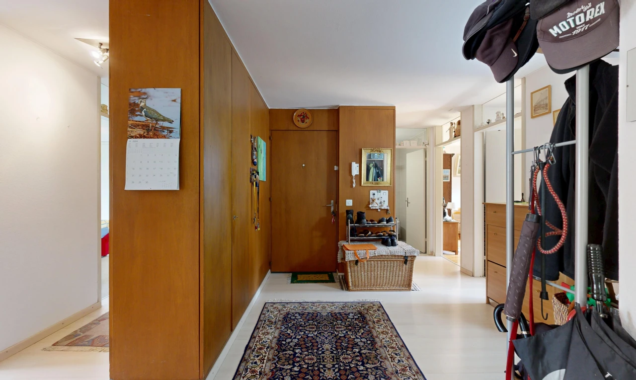 couloir avec inside property, drywall, cloison sèche, et light floor