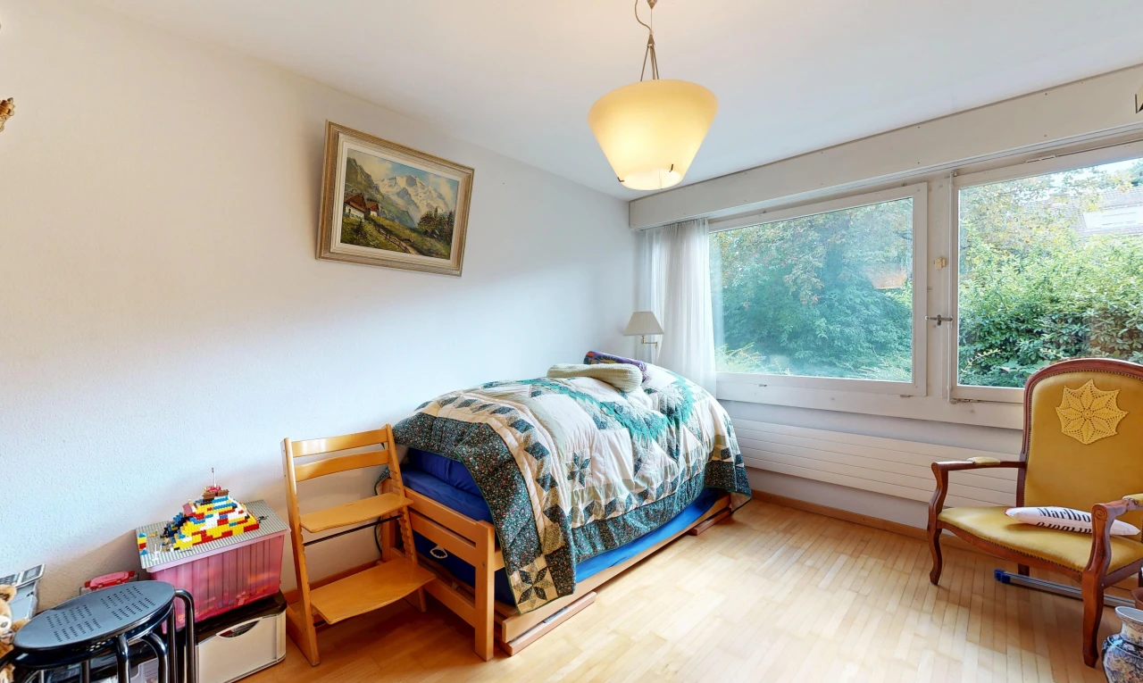 chambre avec wood finish floor, sol en finition bois, inside property, drywall, et cloison sèche