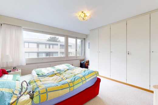 chambre avec placard, carpet, moquette, inside property, et light floor
