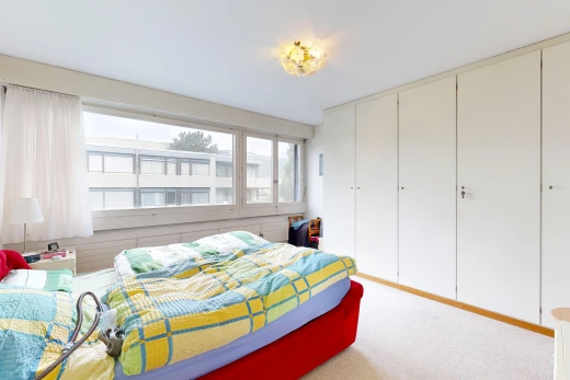 chambre avec placard, carpet, moquette, inside property, et light floor