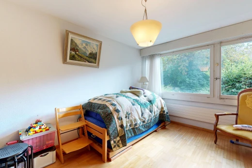 chambre avec wood finish floor, sol en finition bois, inside property, drywall, et cloison sèche