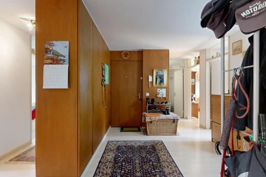 couloir avec inside property, drywall, cloison sèche, et light floor