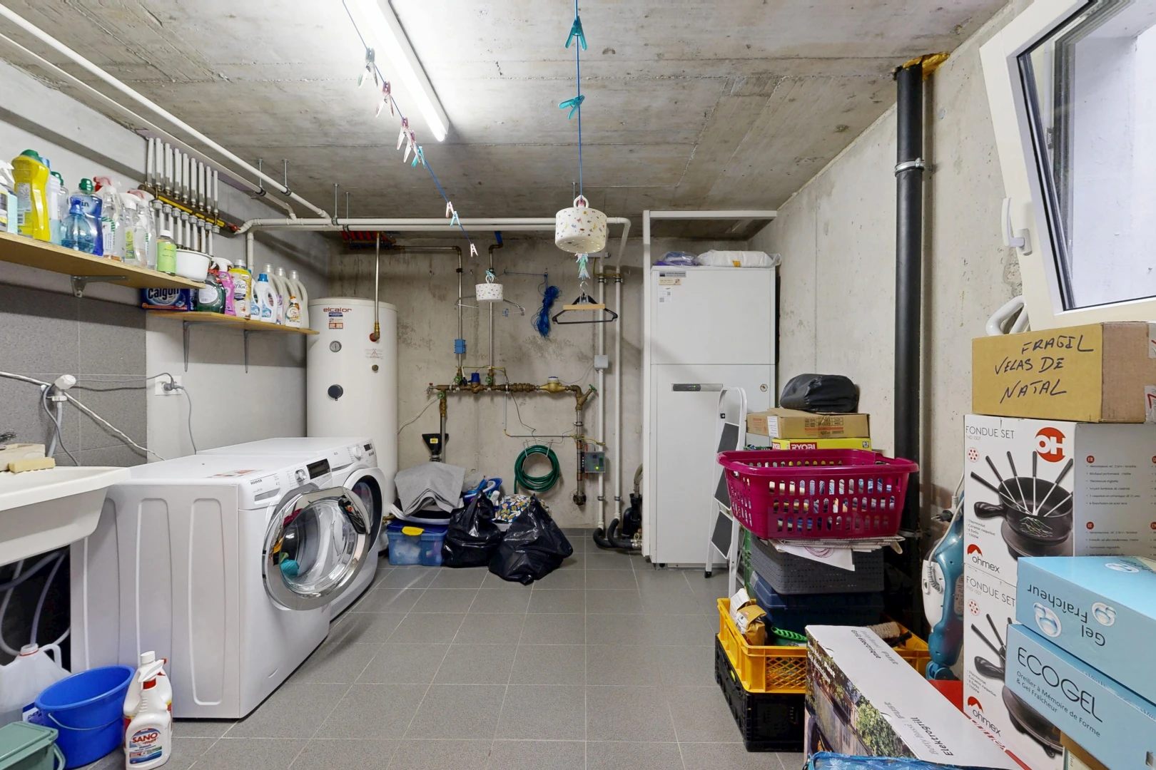 buanderie avec lave-linge et sèche-linge, lumière naturelle, inside community, sous-sol, et light floor