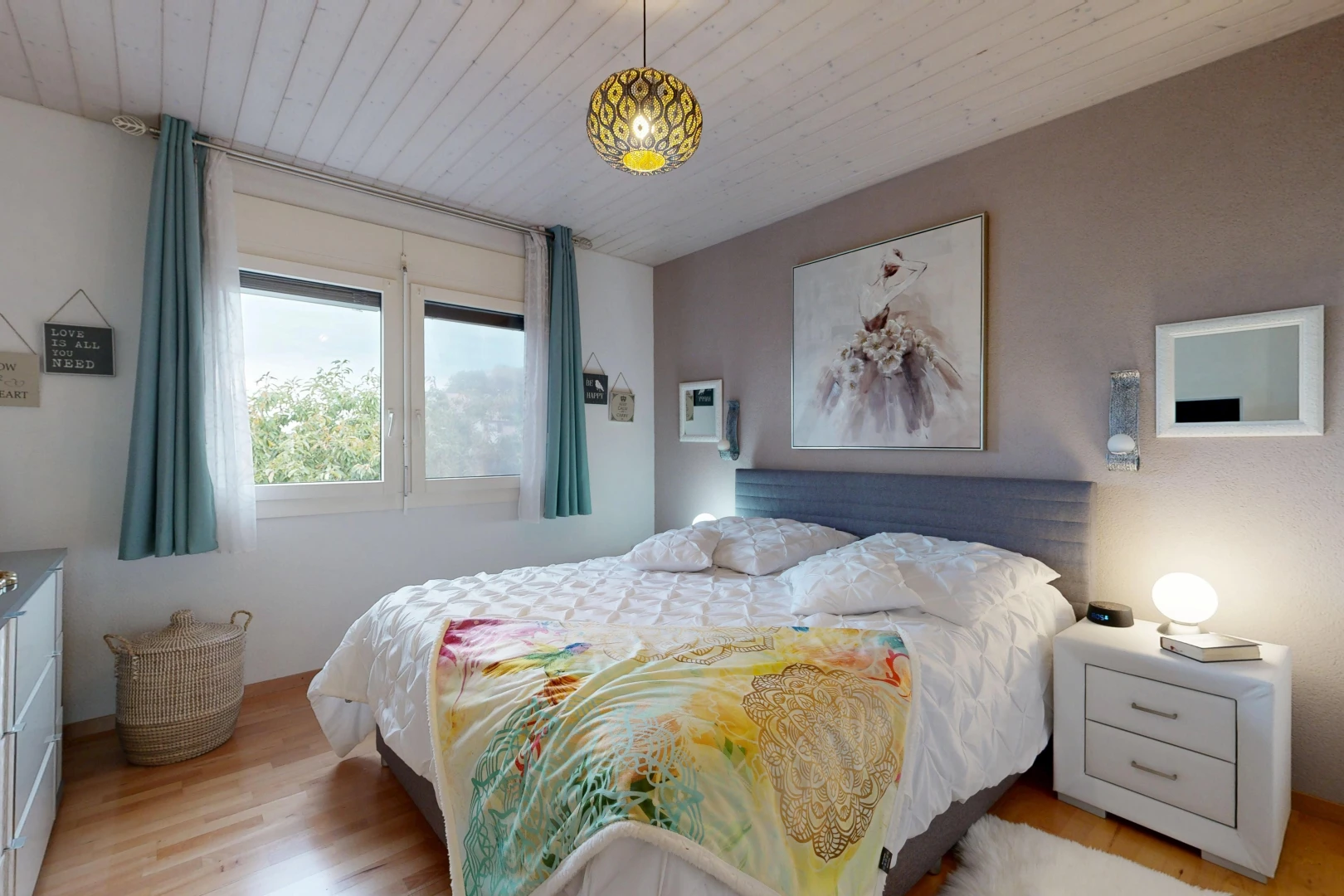 chambre avec éclairage suspendu, drywall, cloison sèche, light floor, et wood finish floor