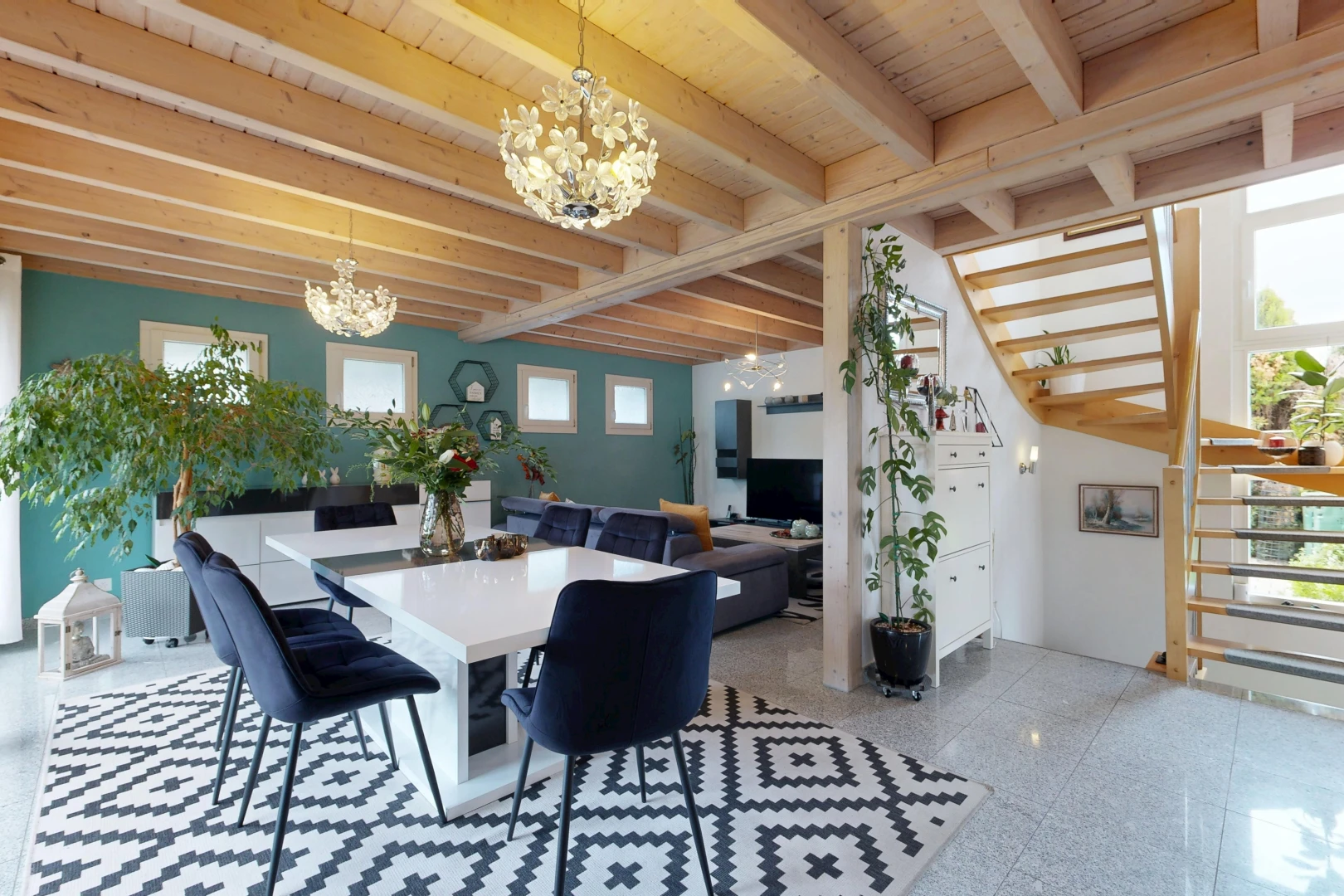 salle à manger avec escaliers, plafond à poutres, beamed ceiling, lumière naturelle, et high end ceiling