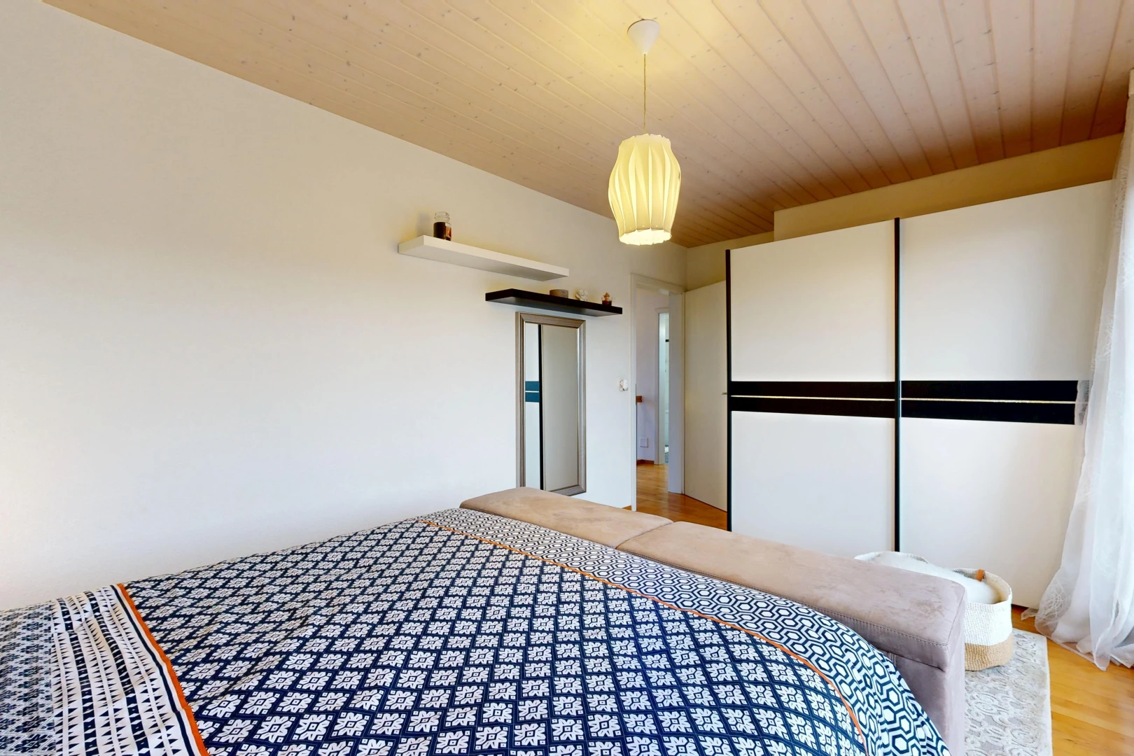 chambre avec éclairage suspendu, plafond en bois, wood ceiling, cloison sèche, et drywall