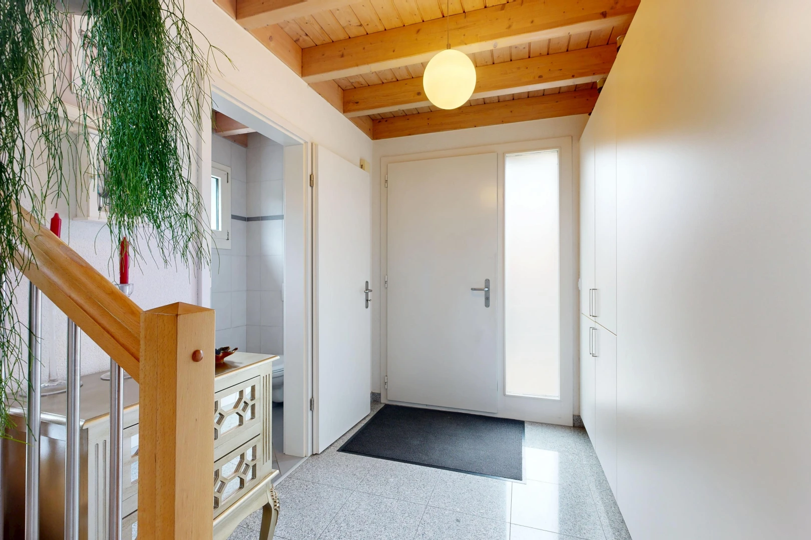 couloir avec escaliers, inside property, light floor, éclairage suspendu, et plafond en bois