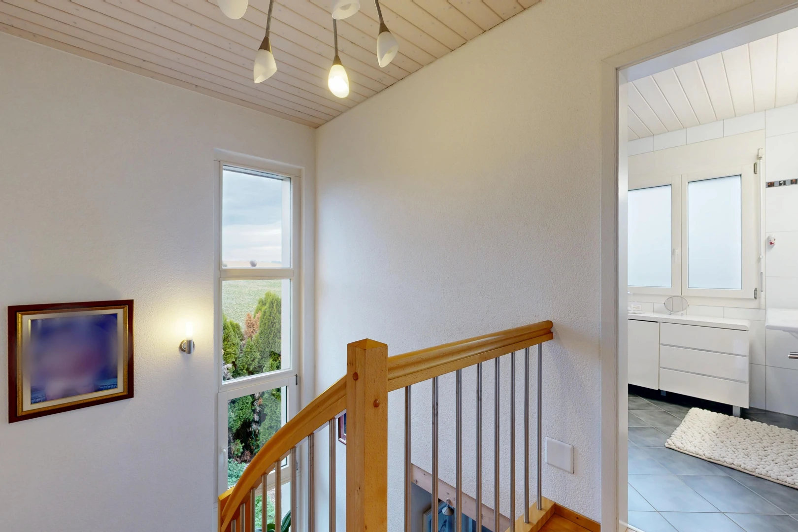 escaliers avec inside property, escaliers, palier à l'étage, wood ceiling, et plafond en bois