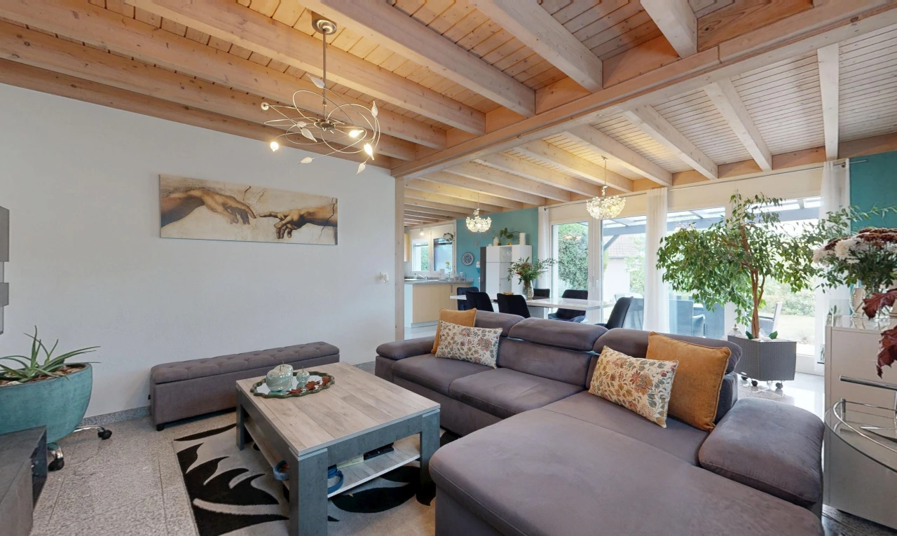 salon avec beamed ceiling, plafond à poutres, drywall, cloison sèche, et high end ceiling