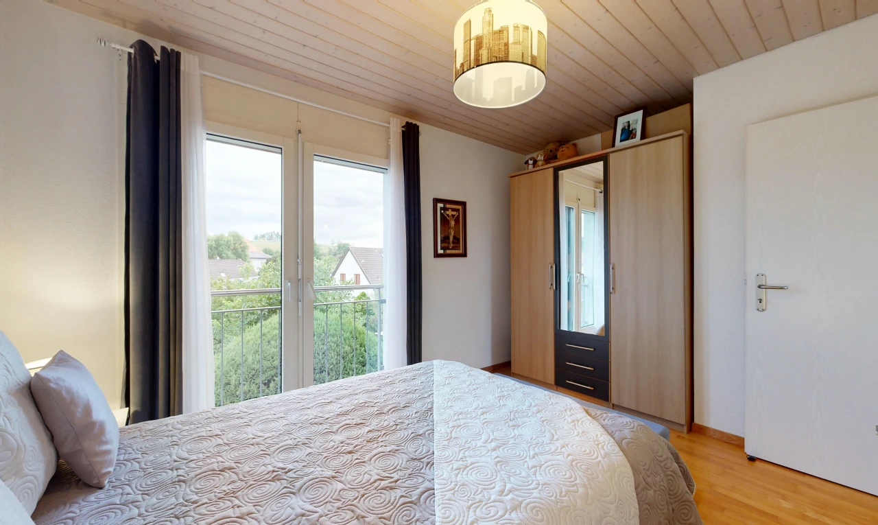 chambre avec accès à l'extérieur, wood ceiling, plafond en bois, drywall, et cloison sèche