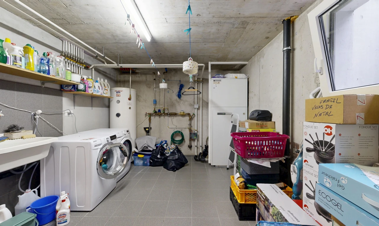 buanderie avec lave-linge et sèche-linge, lumière naturelle, inside community, sous-sol, et light floor