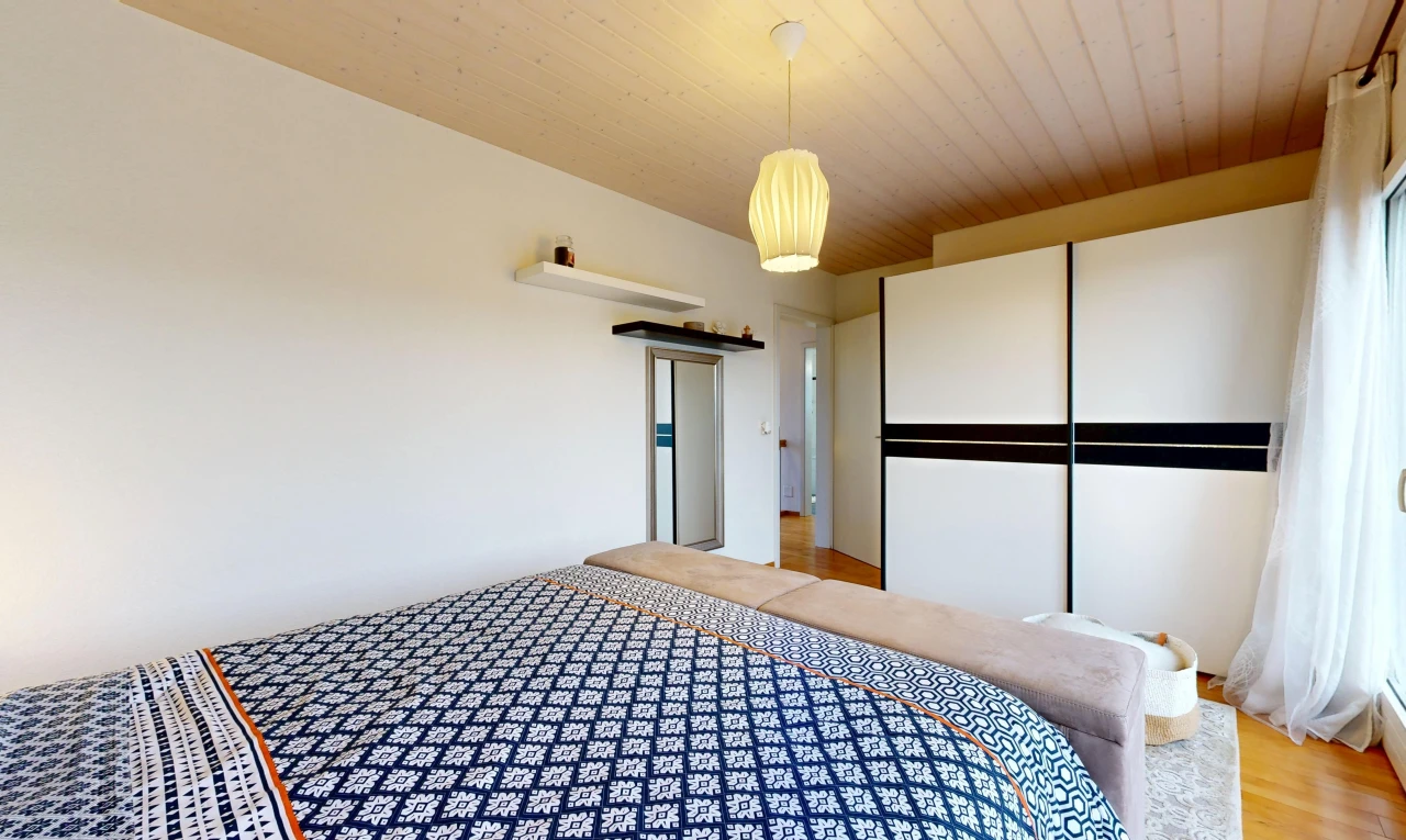 chambre avec éclairage suspendu, plafond en bois, wood ceiling, cloison sèche, et drywall