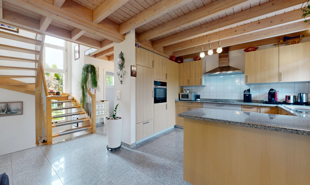 cuisine avec escaliers, hotte, stone countertops, plans de travail en pierre, et beamed ceiling