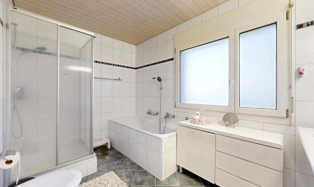 salle de bains avec douche, salle de bain complète, bain, inside property, et mur en carrelage