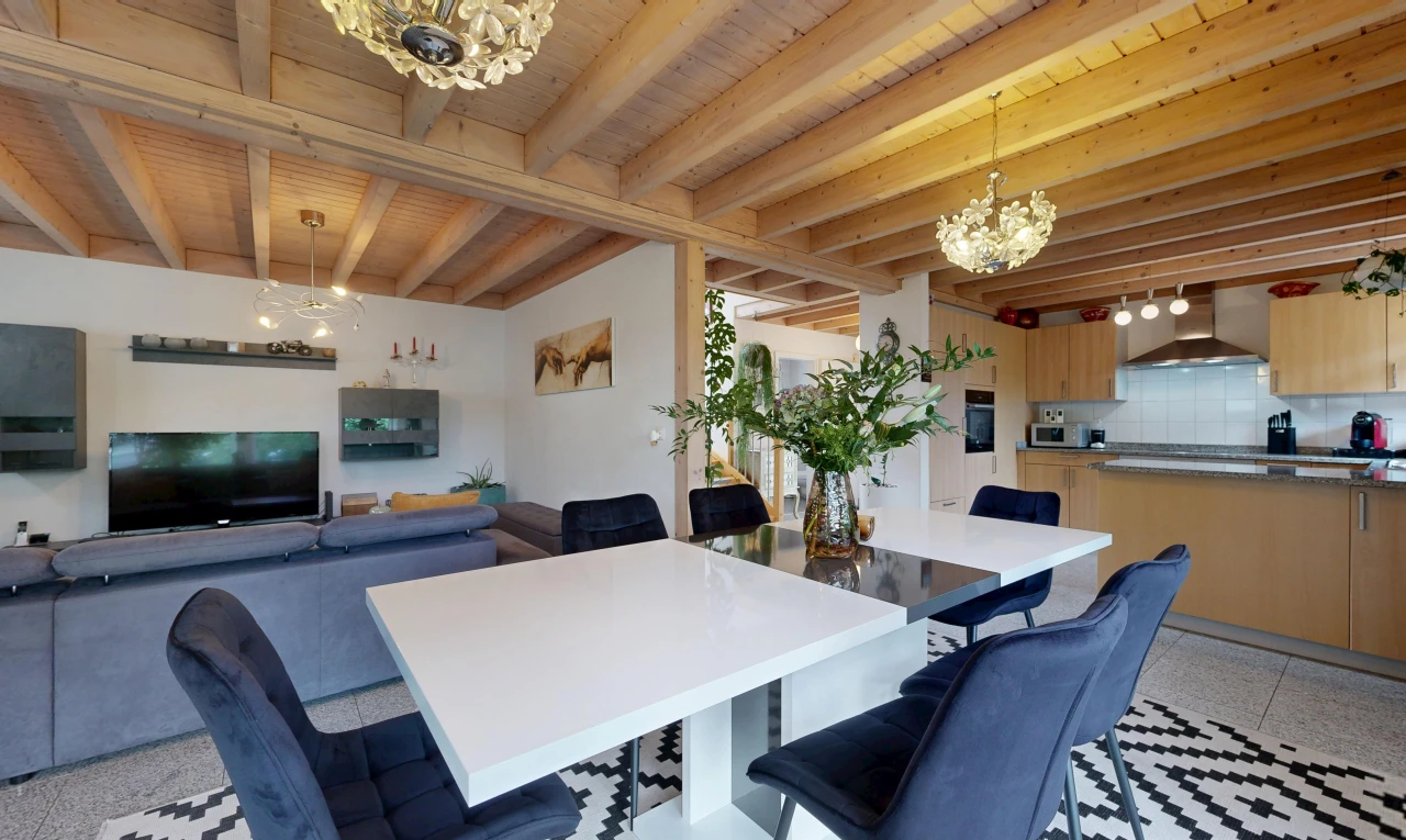 salon / salle à manger avec beamed ceiling, plafond à poutres, télévision, high end ceiling, et light floor