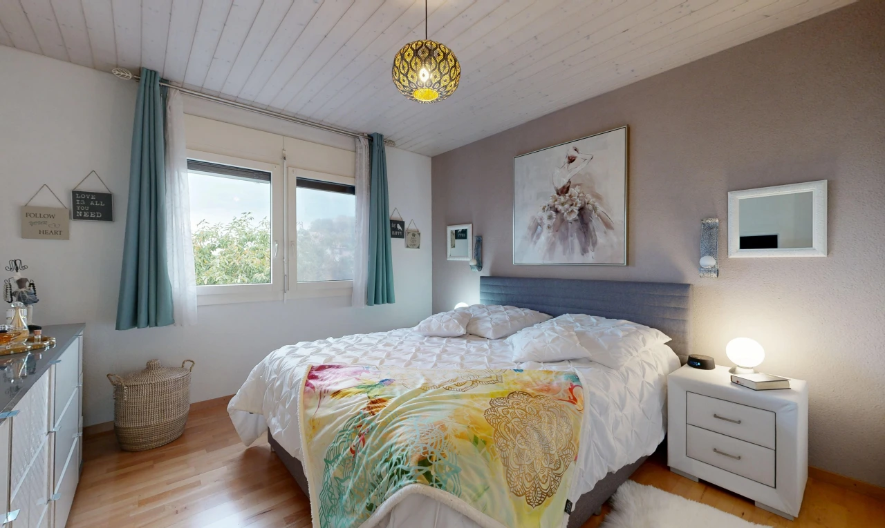 chambre avec éclairage suspendu, drywall, cloison sèche, light floor, et wood finish floor
