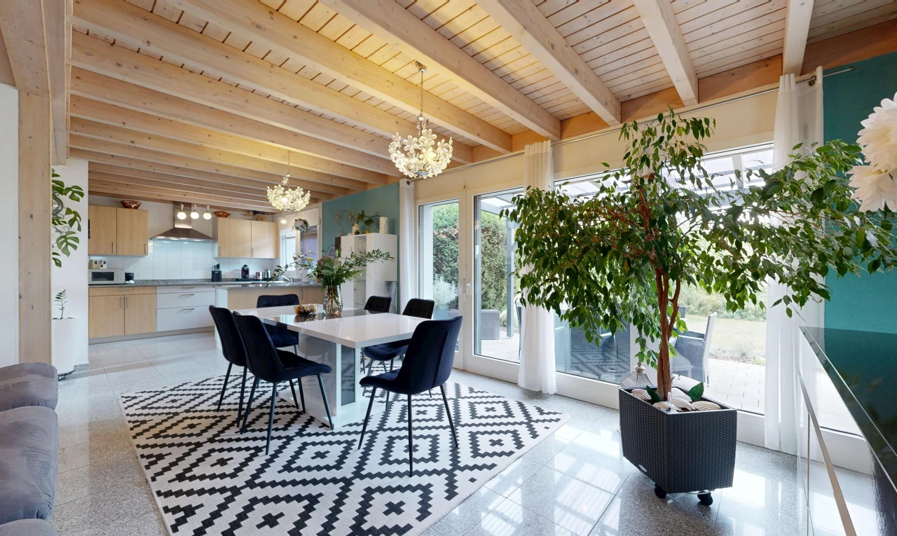 salle à manger avec accès à l'extérieur, beamed ceiling, plafond à poutres, wood ceiling, et plafond en bois