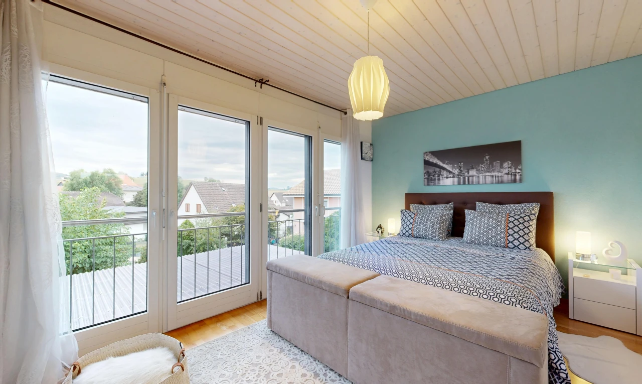 chambre avec accès à l'extérieur, éclairage suspendu, wood ceiling, plafond en bois, et inside property