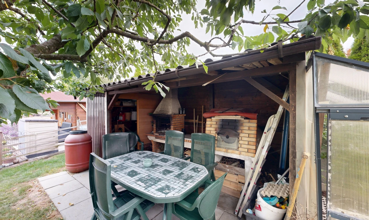 terrasse avec coin repas extérieur, terrasse, property visible, et from property
