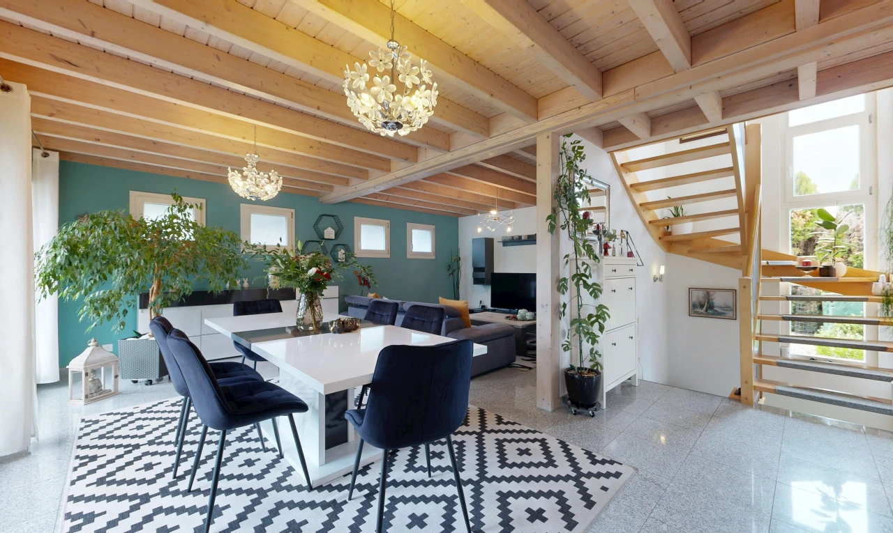 salle à manger avec escaliers, plafond à poutres, beamed ceiling, lumière naturelle, et high end ceiling
