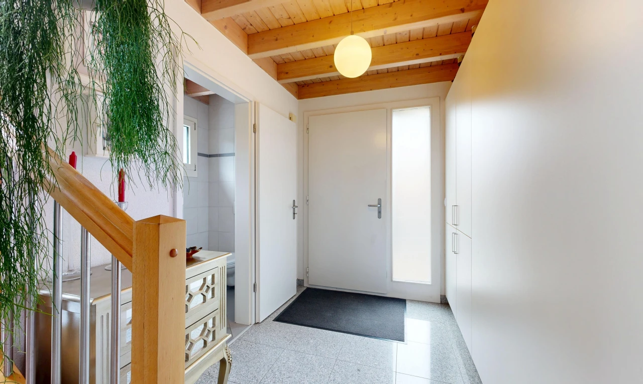 couloir avec escaliers, inside property, light floor, éclairage suspendu, et plafond en bois