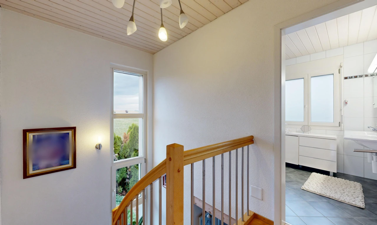 escaliers avec inside property, escaliers, palier à l'étage, wood ceiling, et plafond en bois