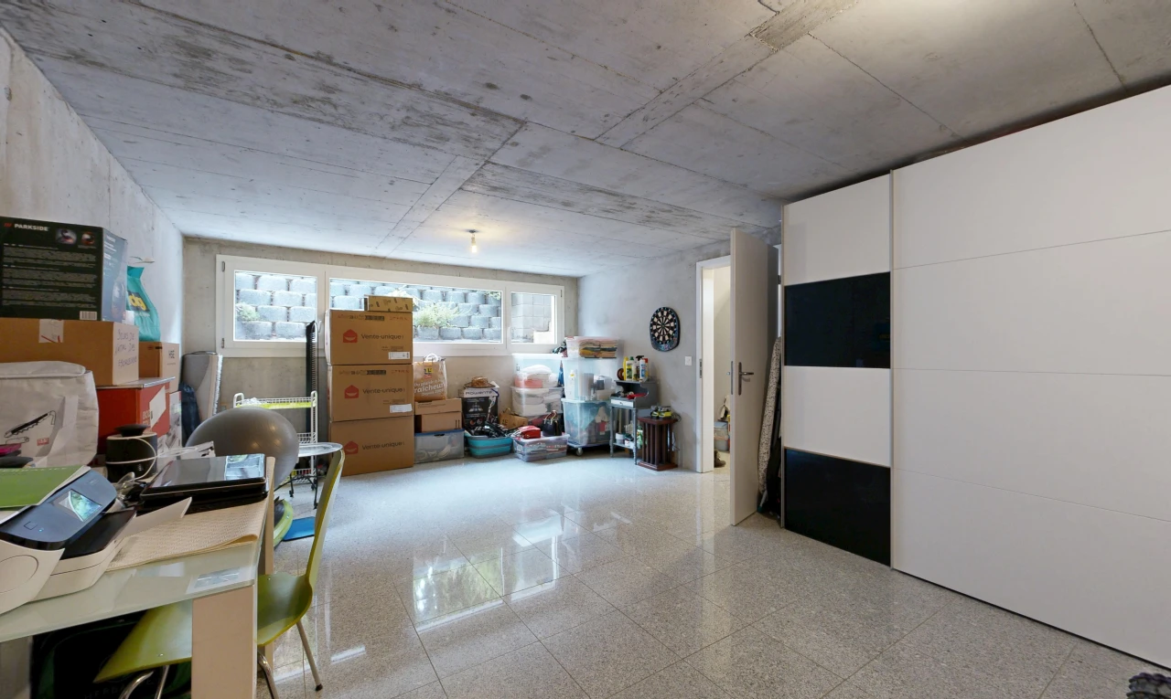 bureau avec plafond en béton, concrete ceiling, et inside property