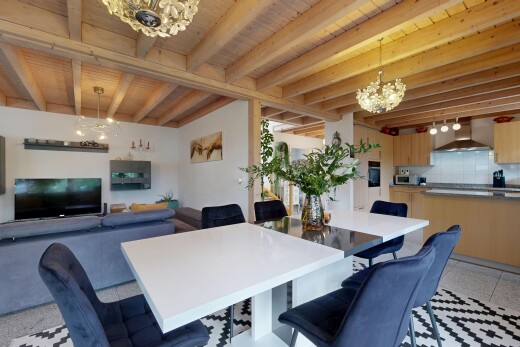 salon / salle à manger avec beamed ceiling, plafond à poutres, télévision, high end ceiling, et light floor