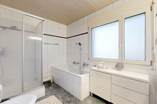 salle de bains avec douche, salle de bain complète, bain, inside property, et mur en carrelage