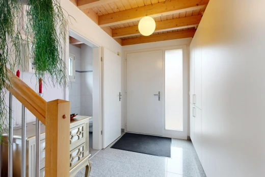 couloir avec escaliers, inside property, light floor, éclairage suspendu, et plafond en bois
