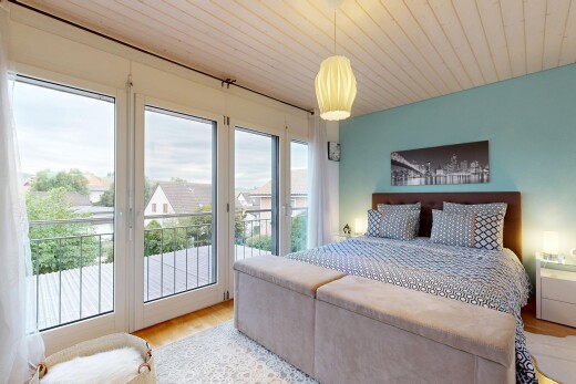 chambre avec accès à l'extérieur, éclairage suspendu, wood ceiling, plafond en bois, et inside property